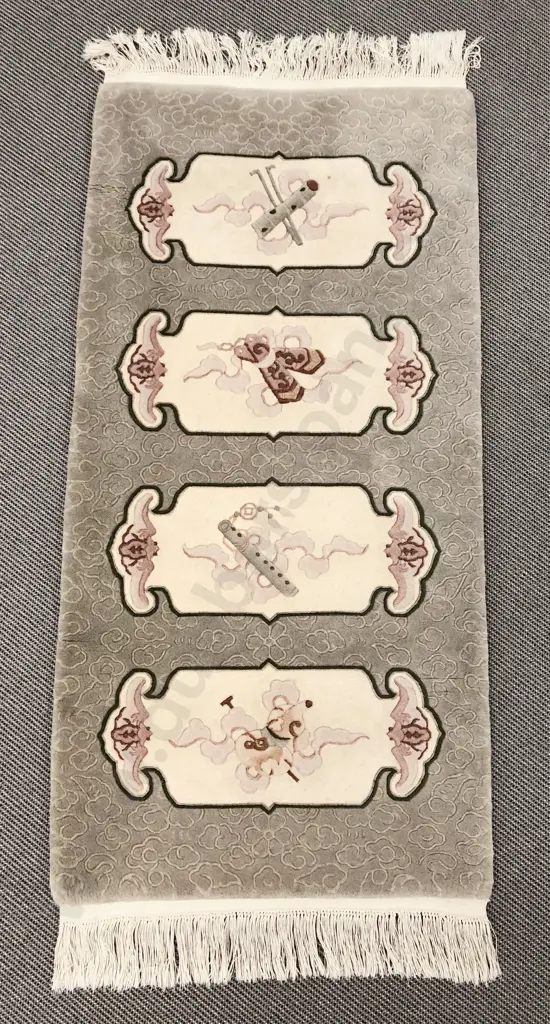 Small Chinese Floor Rug Image 1++