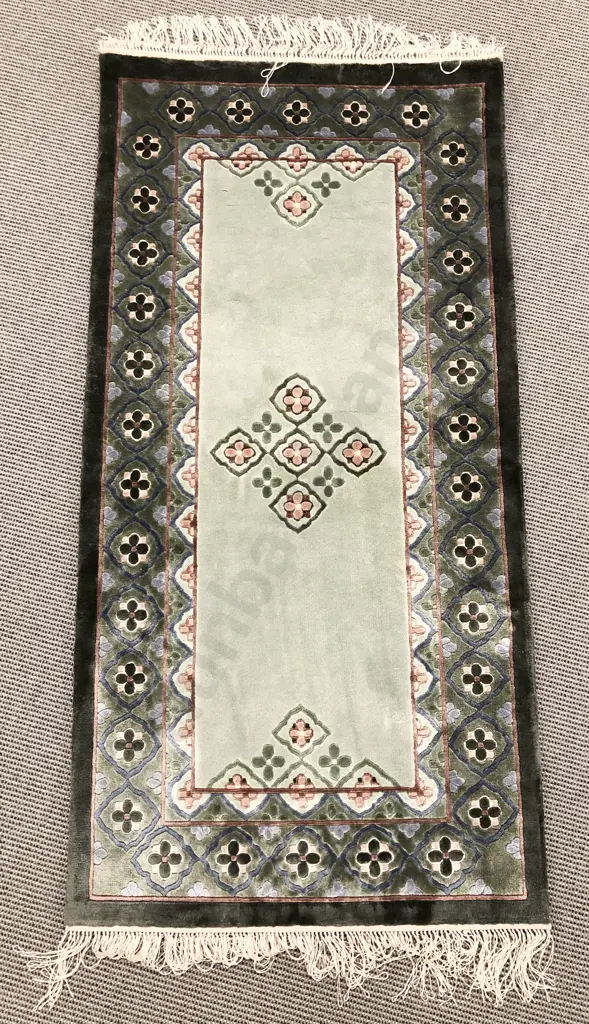 Small Chinese Floor Rug Image 1++