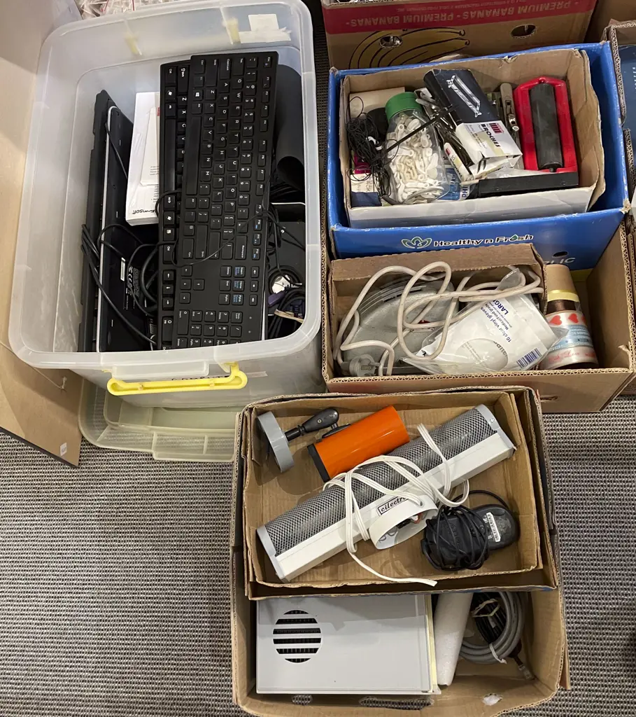 Quantity of Assorted Electronics Image 1++