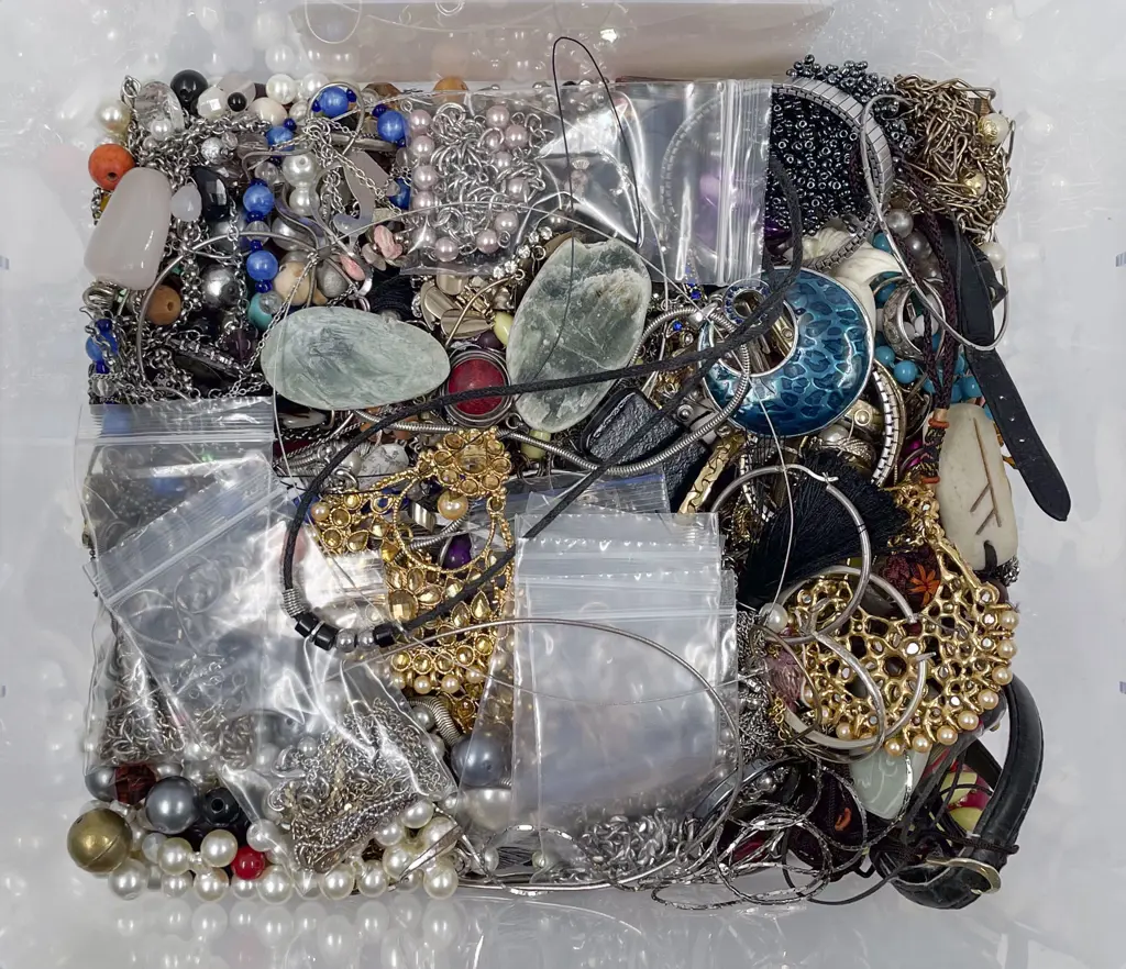 Large Quantity of Assorted Costume Jewellery Image 1++