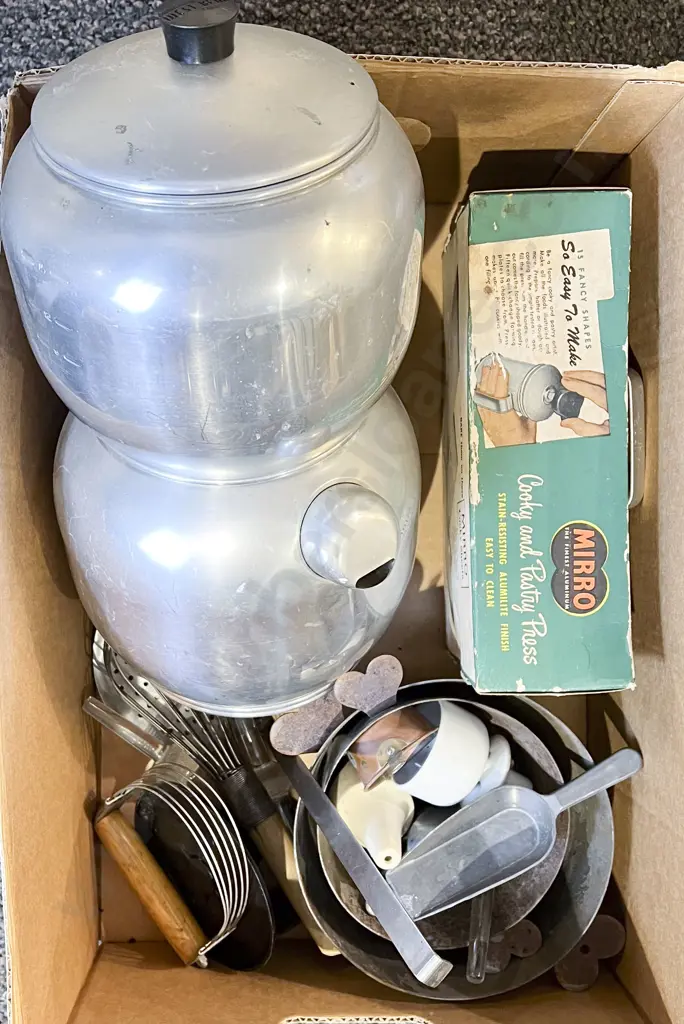 Box Quantity of Assorted Kitchenalia Image 1++