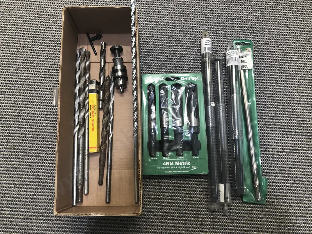 Small Qty of Assorted Drill Bits Etc Image 1++
