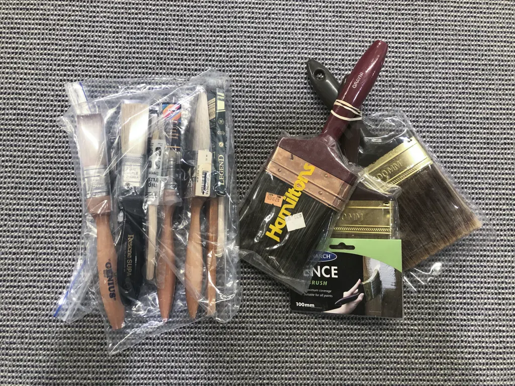 11 Assorted As New Paintbrushes Image 1++
