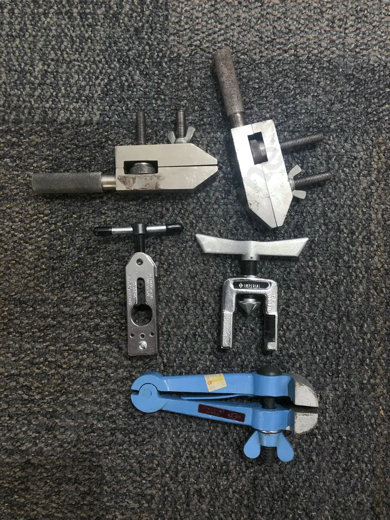 Small Qty of Assorted Vintage Clamps and Vices Image 1++