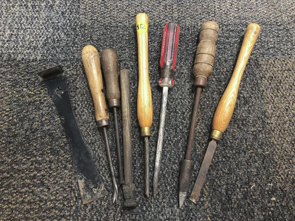 Small Box of Assorted Vintage Tools Including Chisels Image 1++