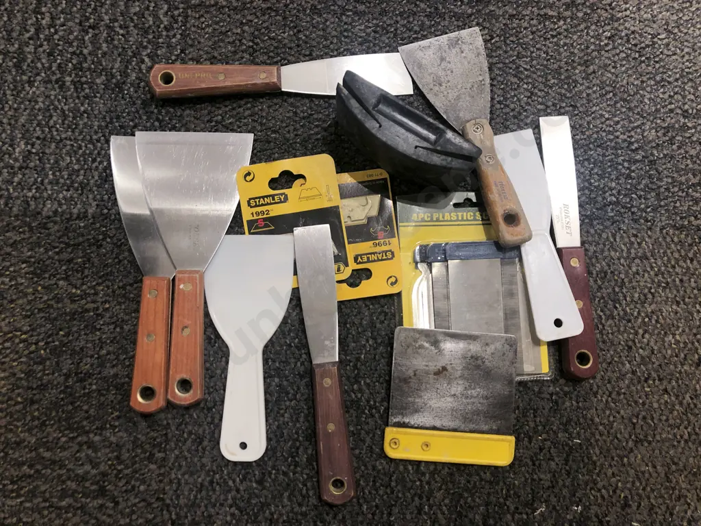 Small Box of Assorted Scrapers Etc Image 1++
