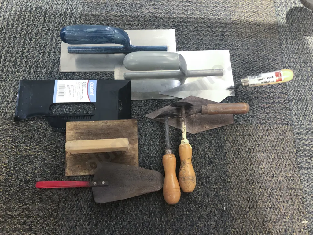 Small Qty of Assorted Painters/Plasterers Tools etc Image 1++
