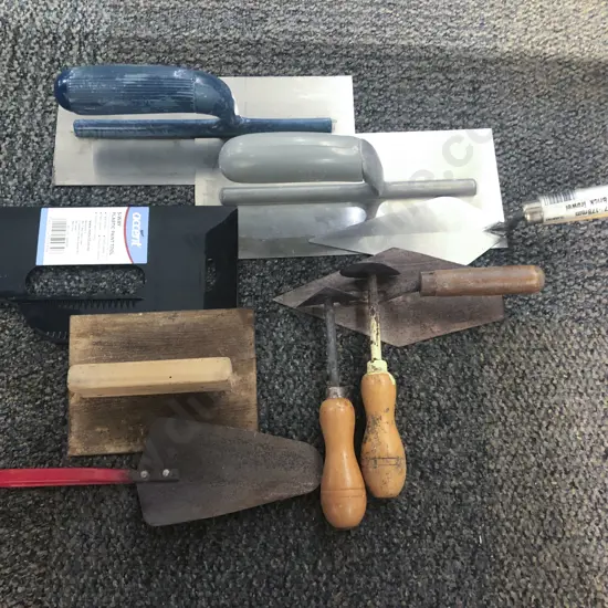 Small Qty of Assorted Painters/Plasterers Tools etc