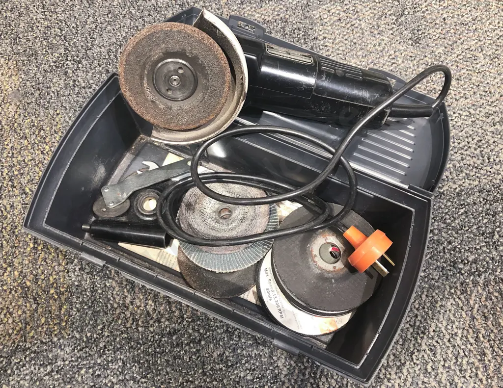Black and Decker Electric Grinder and Assorted Disks Image 1++