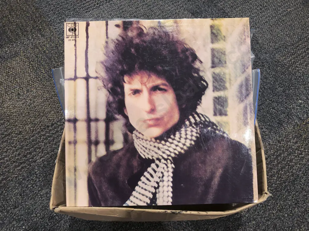Quantity of Assorted Bob Dylan Records Image 1++