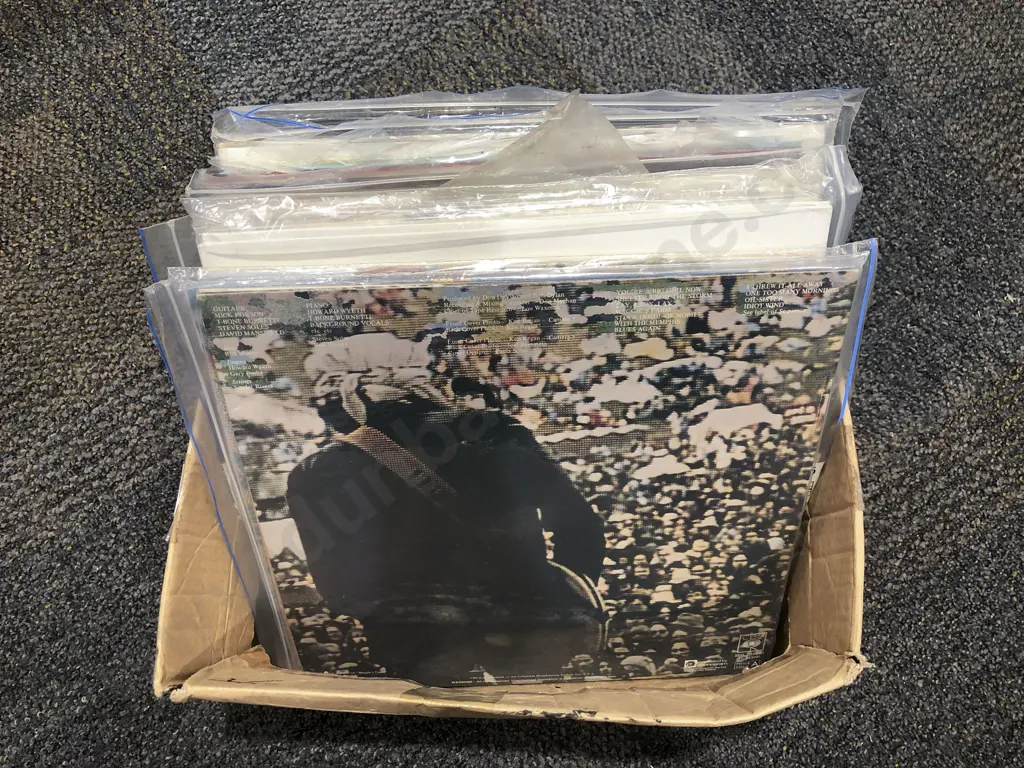 Quantity of Assorted Bob Dylan Records Image 1++