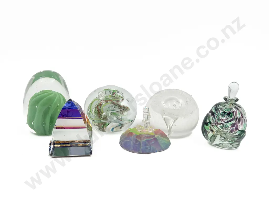 Small Quantity of Assorted Art Glass Paper Weights etc Image 1++