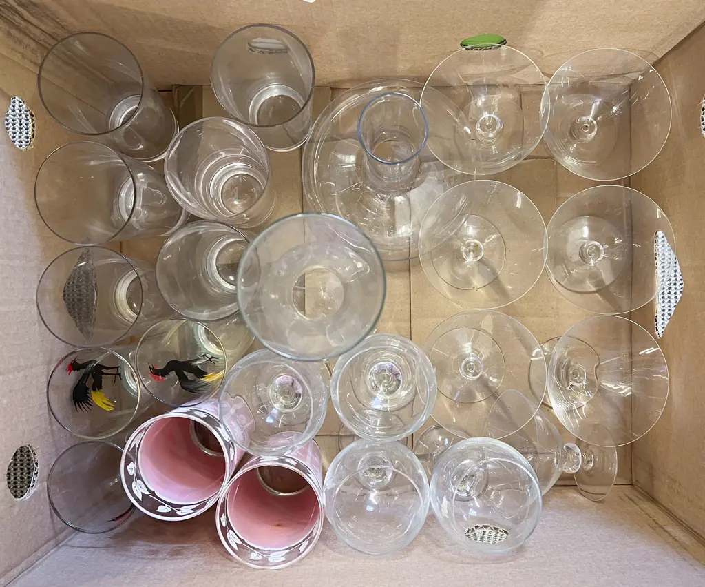 Box of Assorted Glassware Image 1++