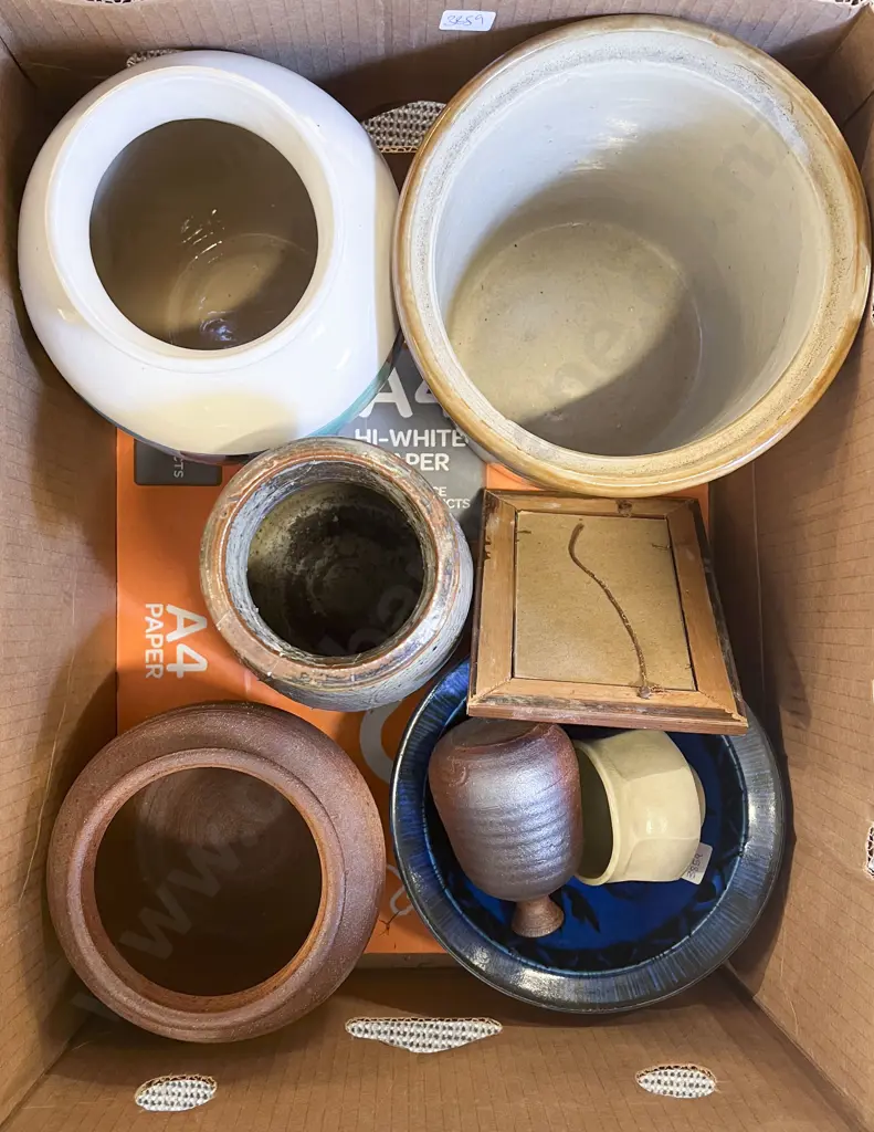 Box of Assorted Pottery etc Image 1++
