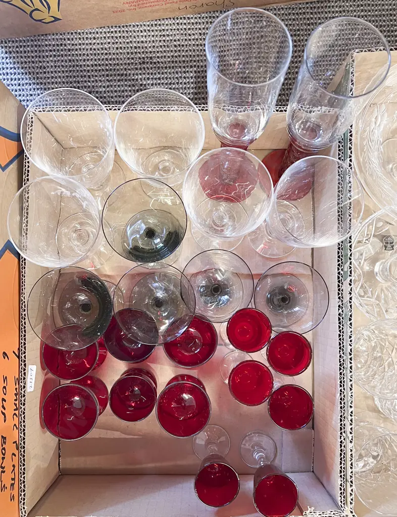 Quantity of Assorted Glassware Image 1++