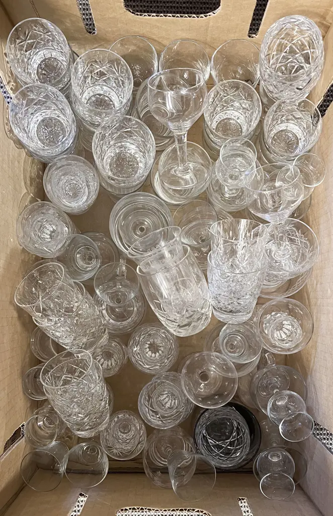 Quantity of Assorted Crystal and Glassware Image 1++