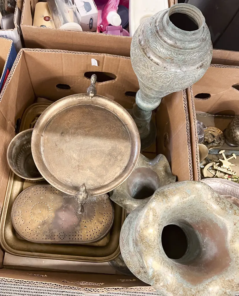 Box of Assorted Brassware Image 1++