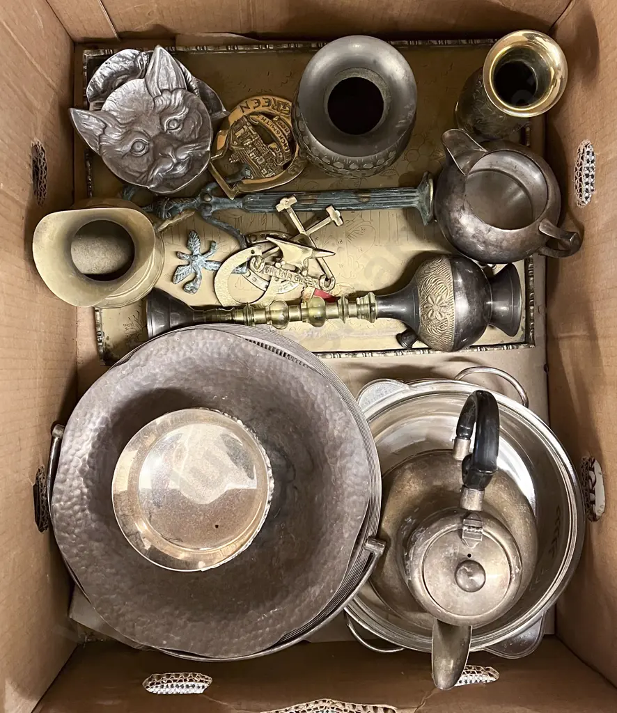Box of Assorted Metal Ware Image 1++
