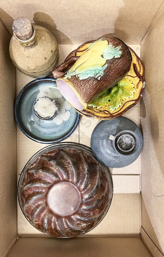 Box of Assorted Pottery etc Including Jelly Mould Image 1++