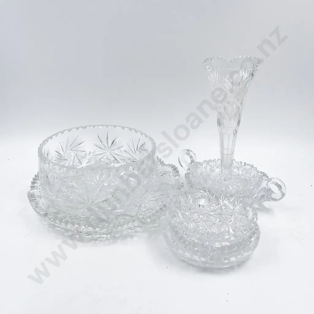 Small Qty of Assorted Crystal and Glass Image 1++