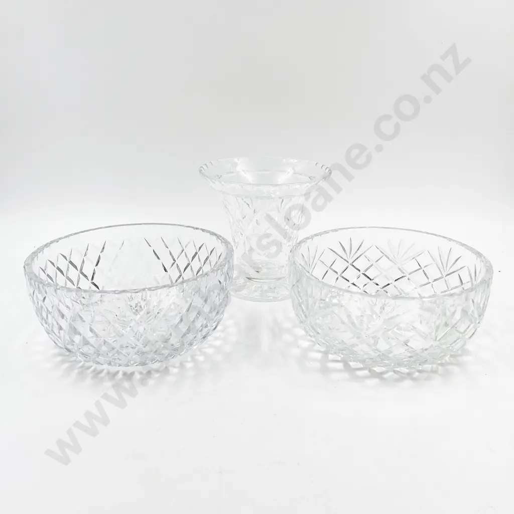 Two Crystal Bowls Together With Vase Image 1++