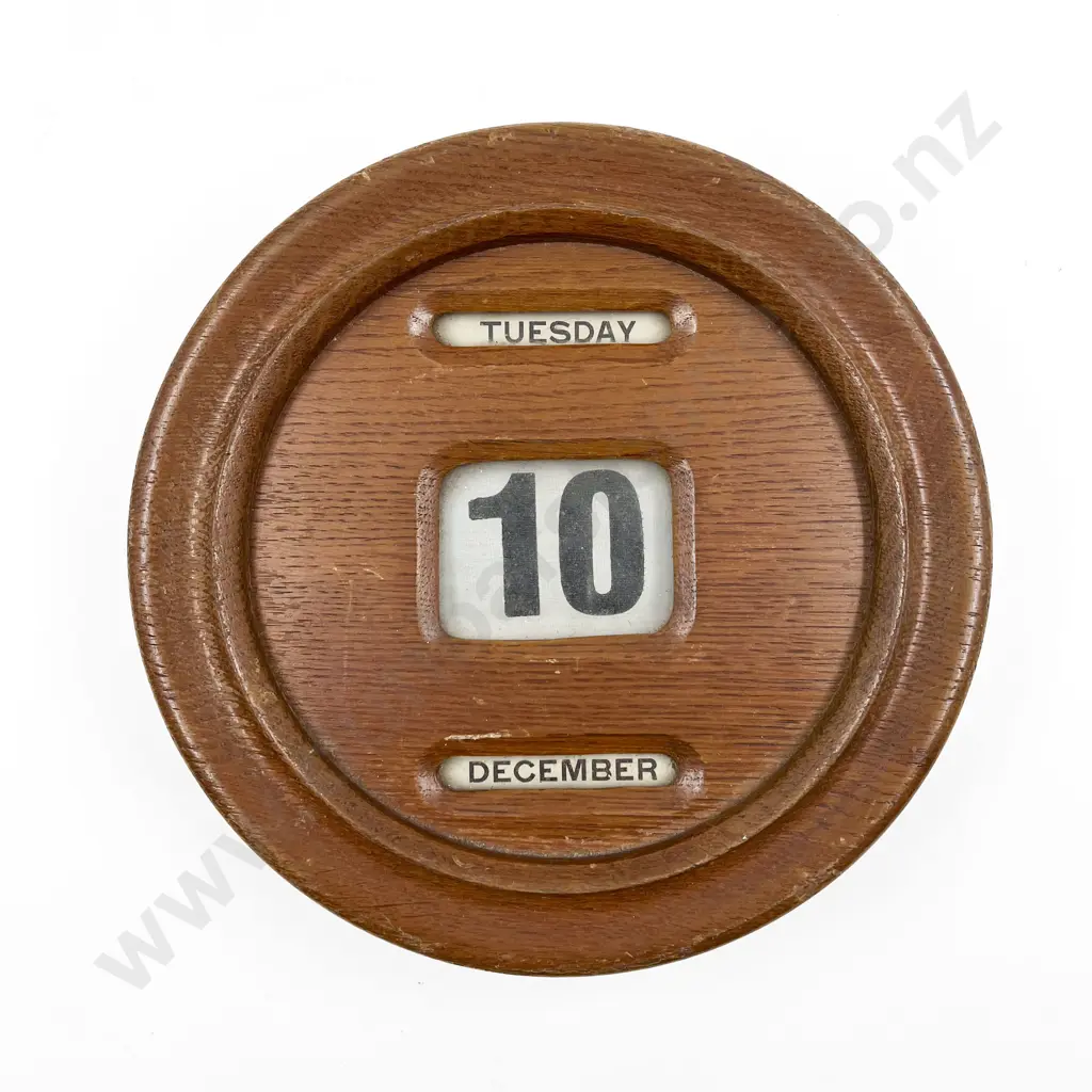 Vintage Oak Cased Calendar Clock Image 1++