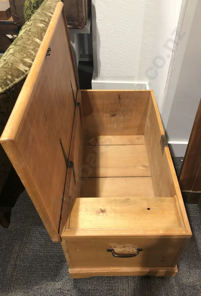 Blanket Box with Fitted Drawer Interior Image 1++