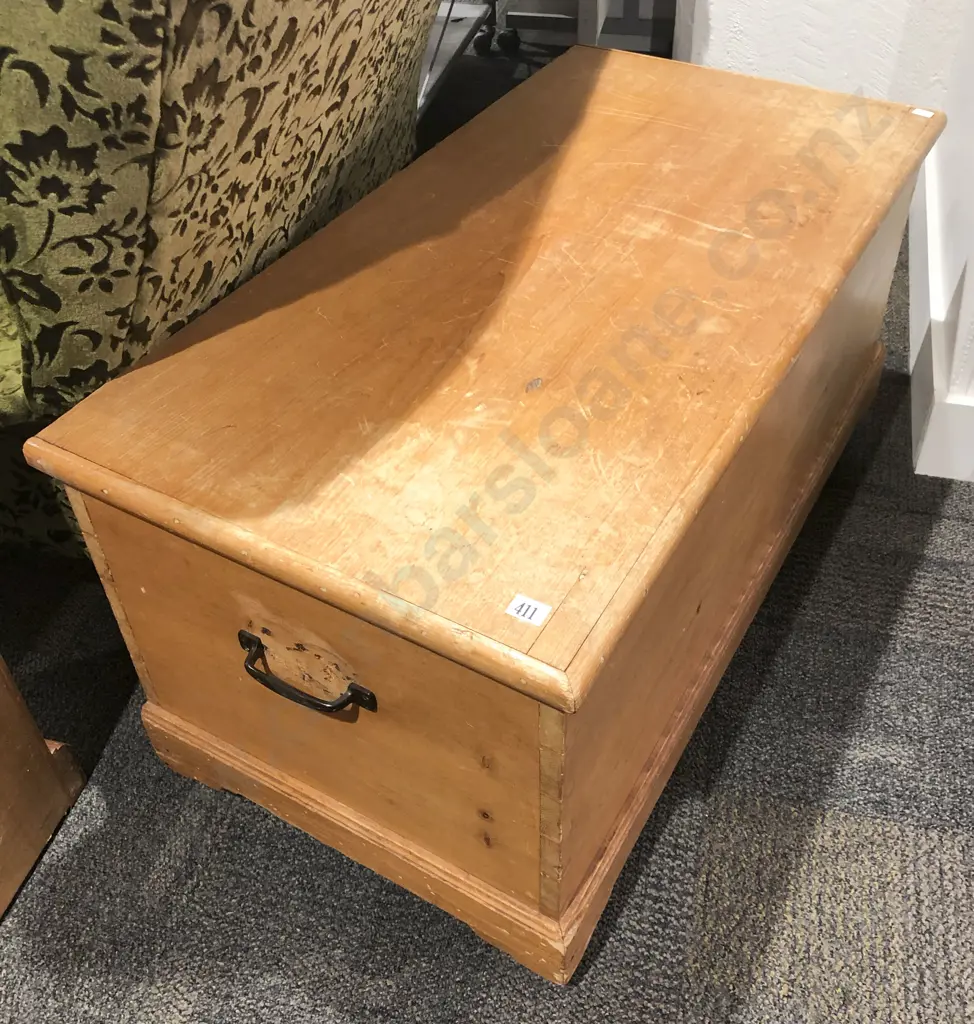 Blanket Box with Fitted Drawer Interior Image 1++
