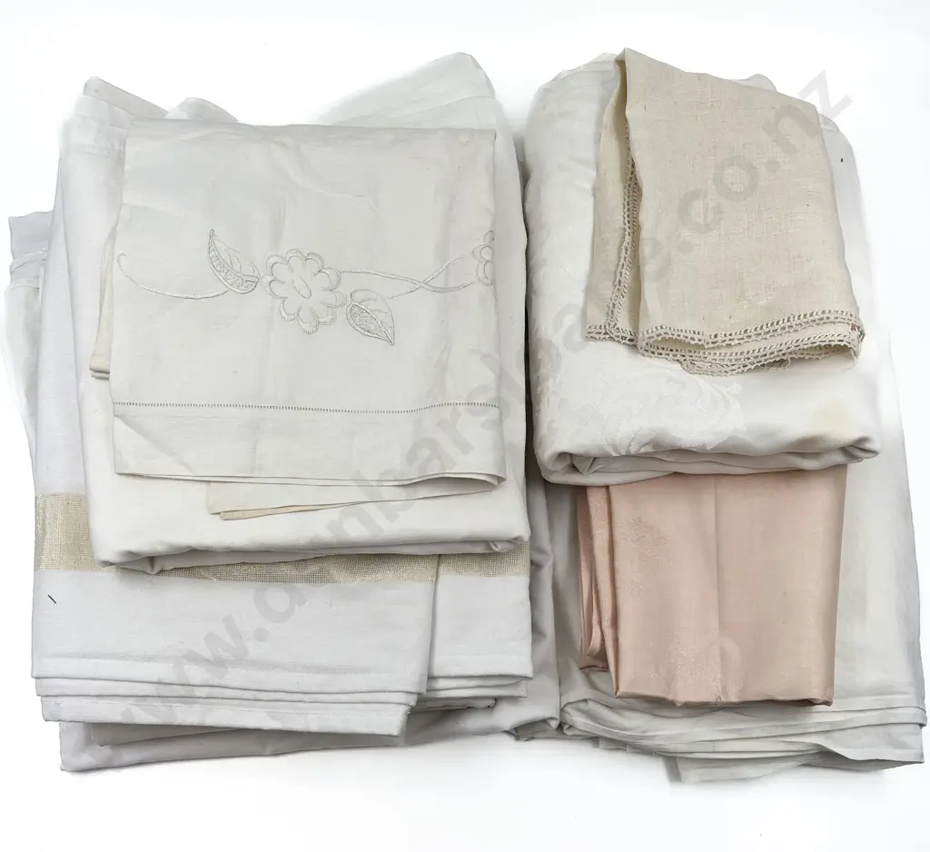 Collection of Vintage Table & Bed Linen Image 1++