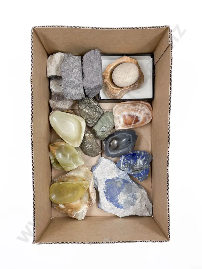 Collection of Agate & Other Polished Dishes & Rough Pieces Image 1++