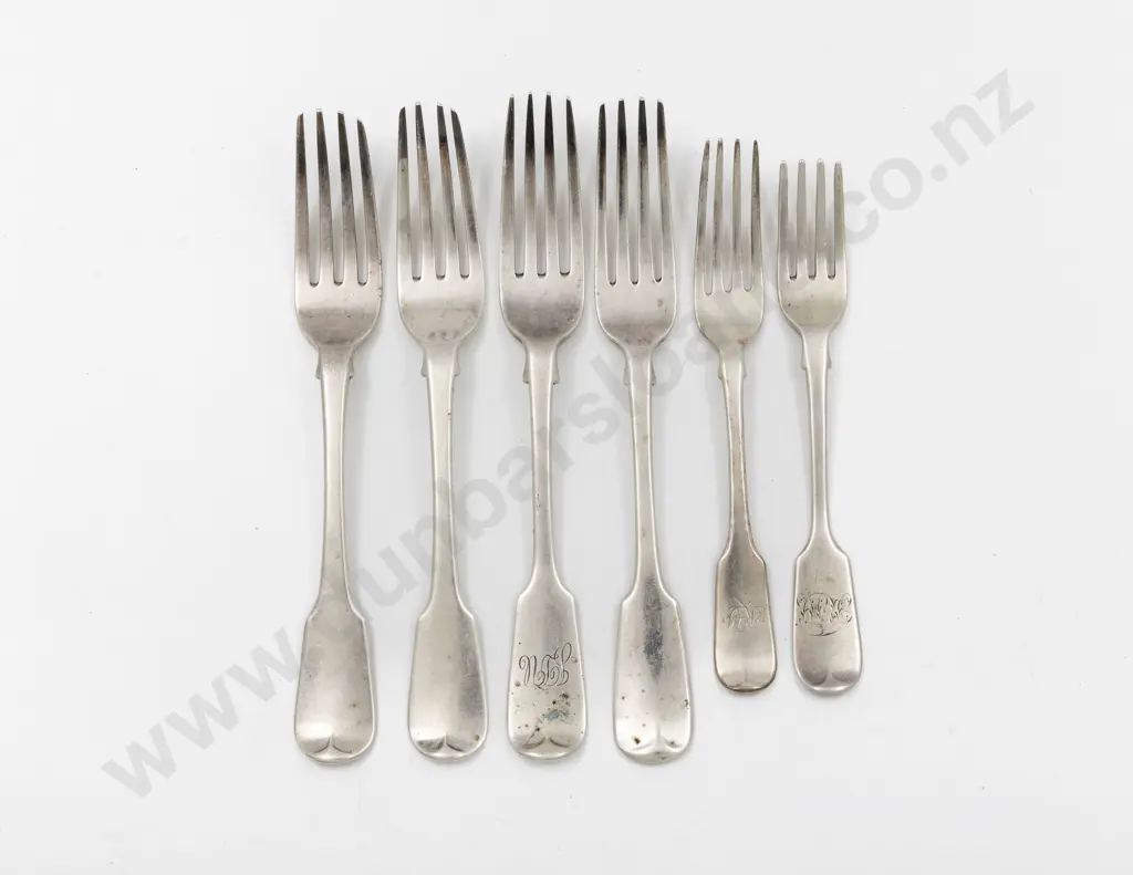 4 S/S Table Forks & 2 Dessert Forks Image 1++