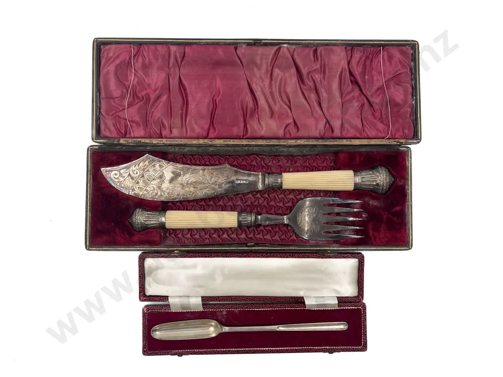 Cased Set Of S/P Bone Handled Fish Servers & Modern Cased S/S Marrow Scoop Image 1++