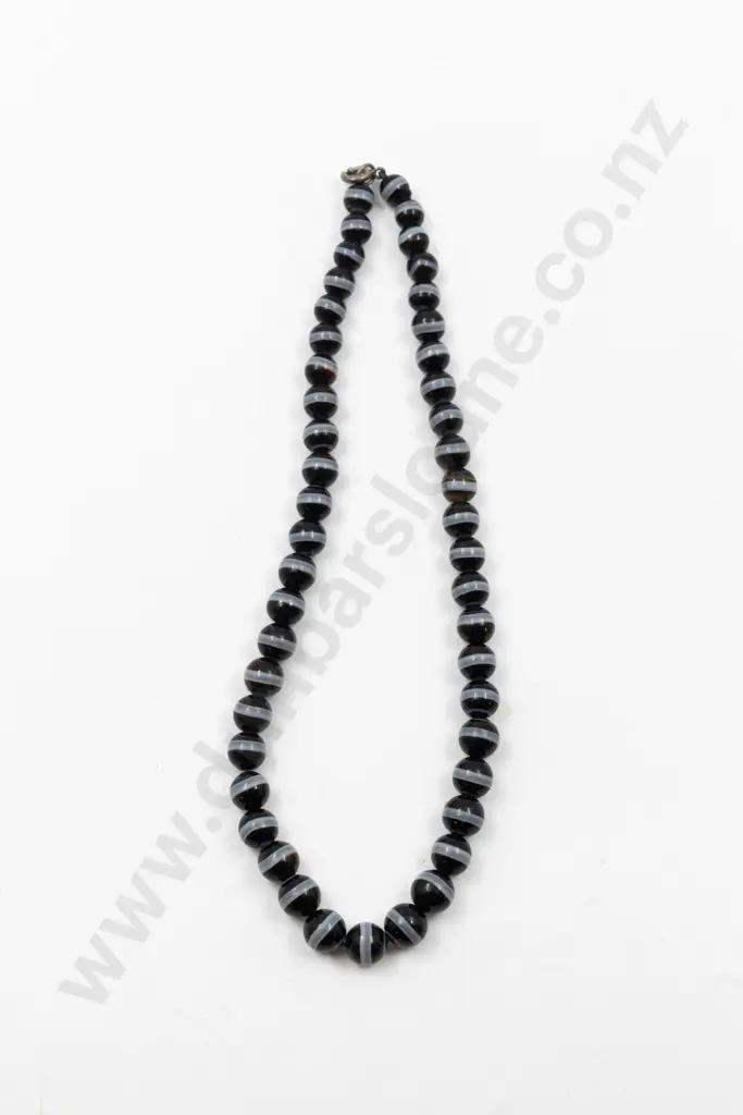 Victorian Single Strand Slightly Graduated Striated Agate Necklace Image 1++
