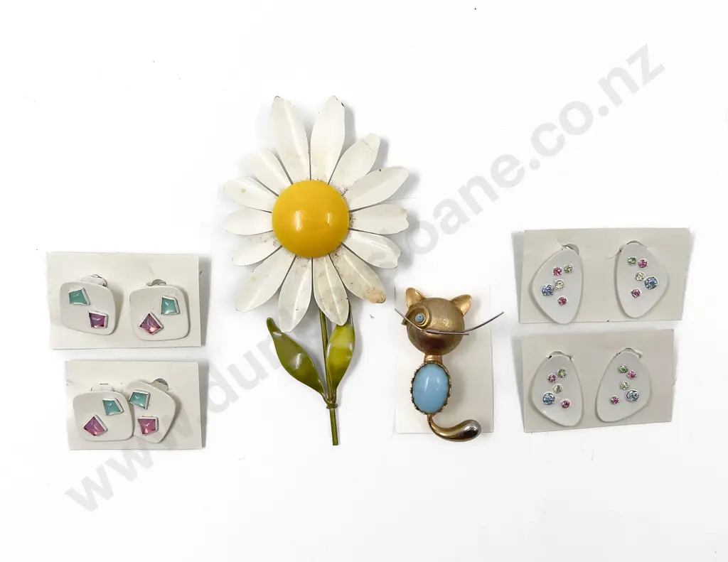 C1960's Enamelled Metal Daisy Brooch Image 1++