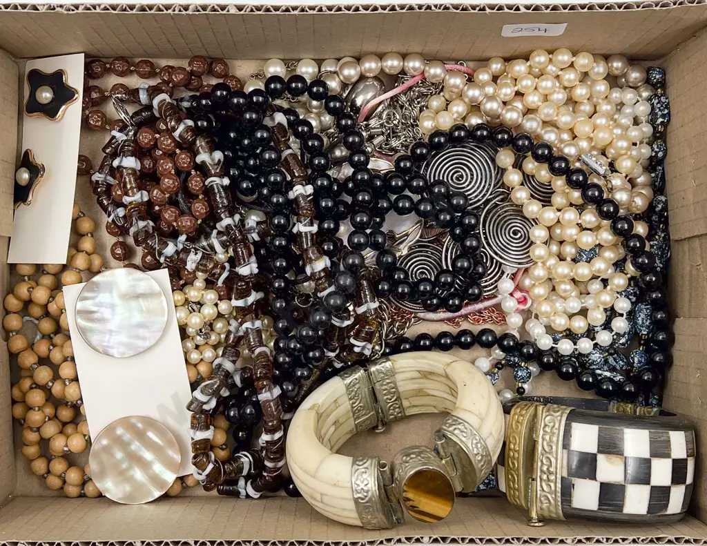 Collection Vintage Costume Jewellery Image 1++