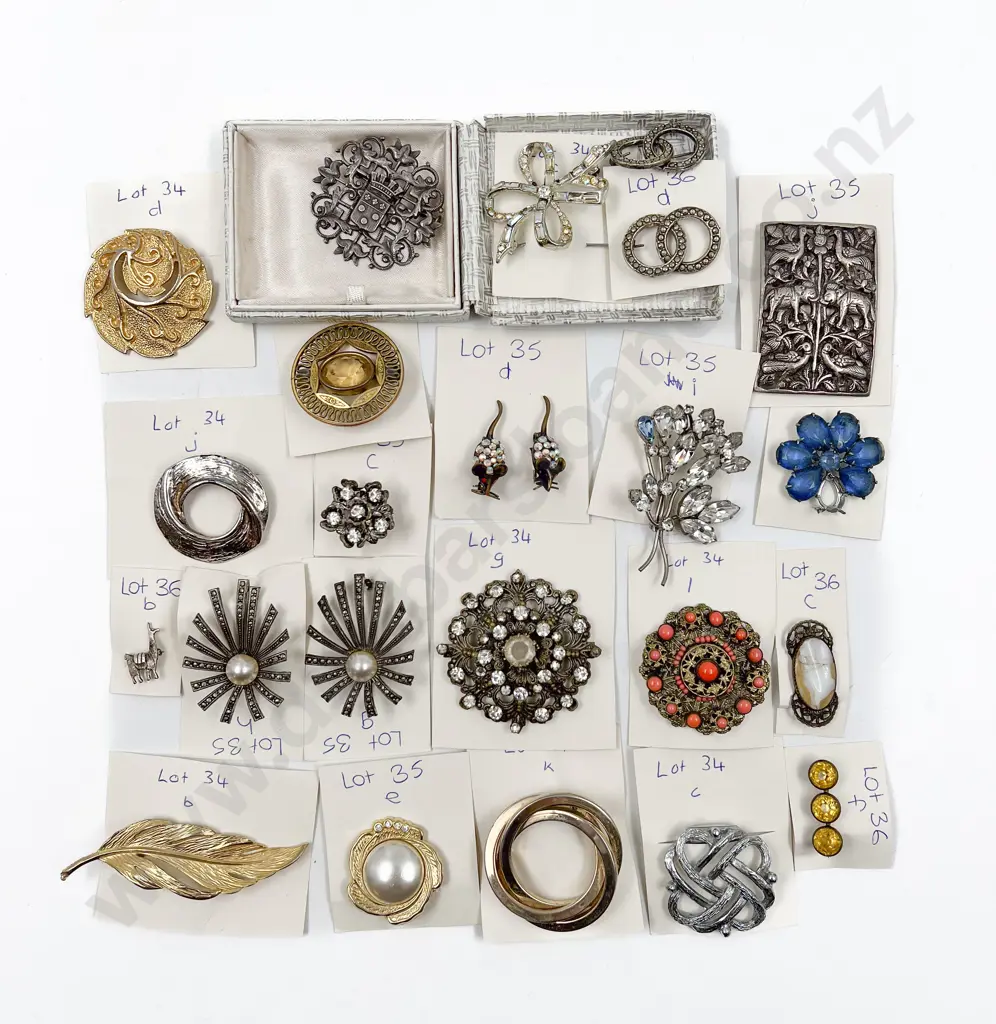 Collection Costume Jewellery Brooches Image 1++