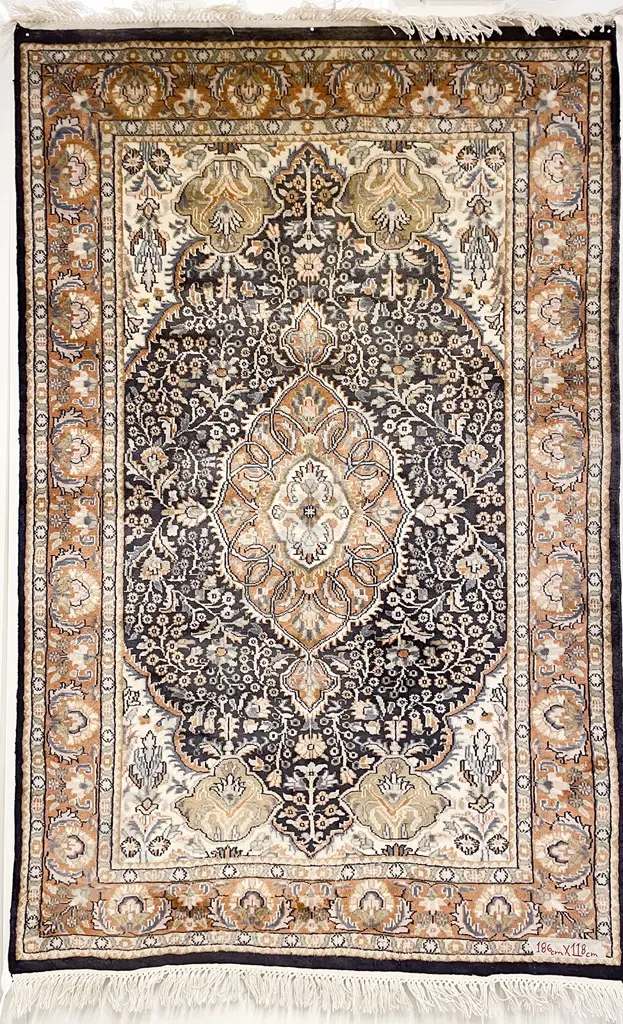 Vintage Single Medallion Floral Patterned Persian Rug Image 1++