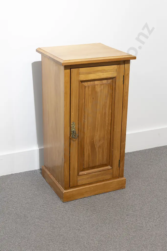 NZ Colonial Rimu Pot Cupboard Image 1++