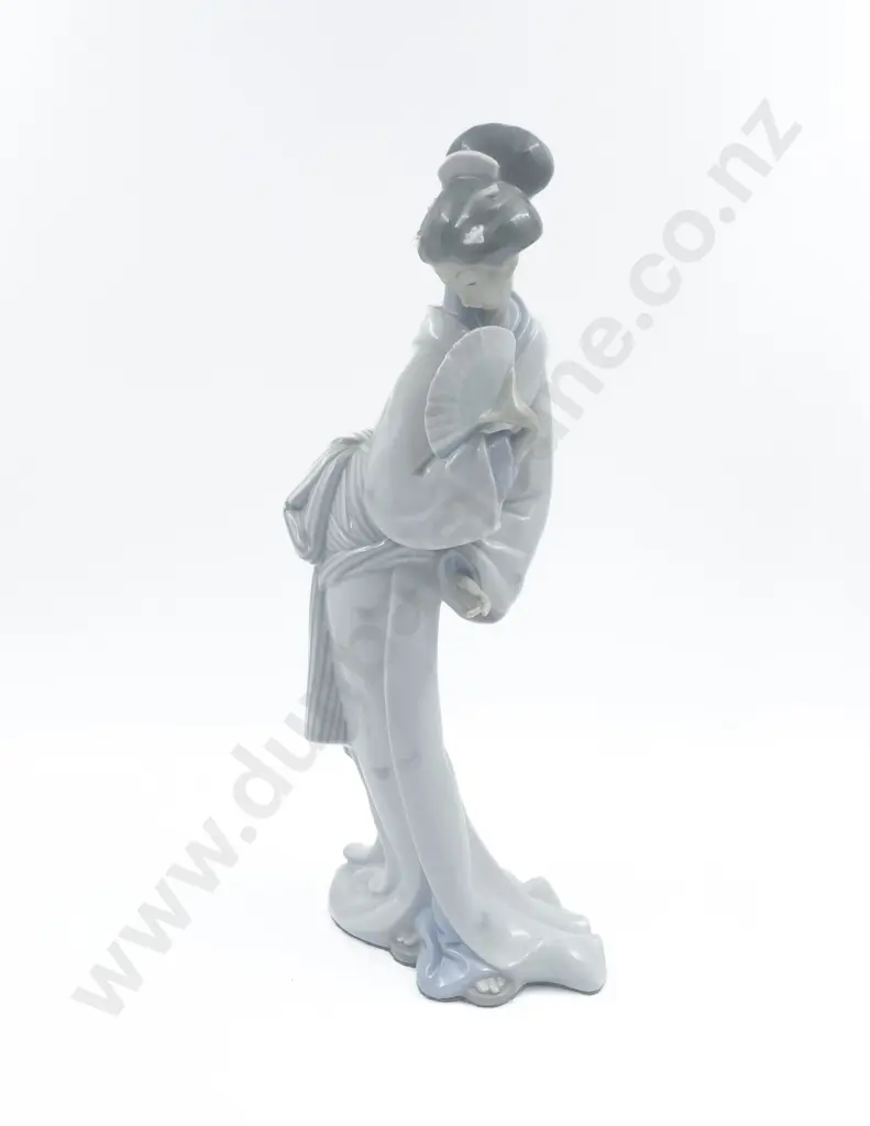 Lladro Figure of Geisha Image 1++