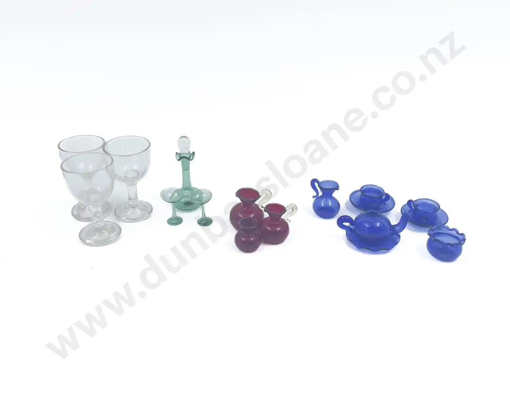 Smal Quantity of Assorted Glass Miniatures Image 1++