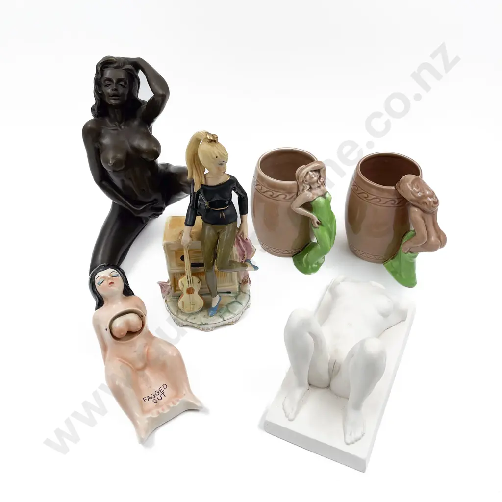 Small Quantity of Assorted Figural Ornaments etc Image 1++
