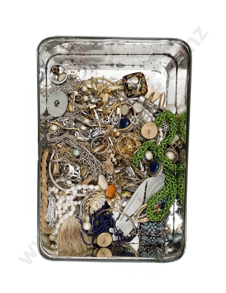 Box of Assorted Costume Jewellery Image 1++
