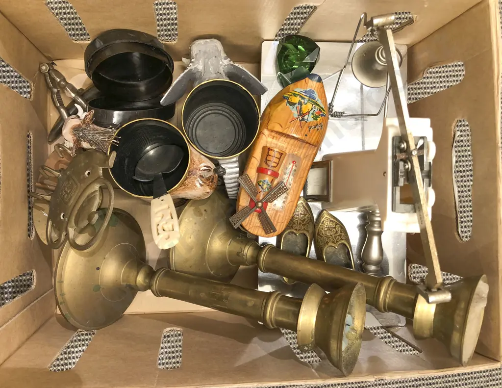 Box of Assorted Metal Ware etc Image 1++