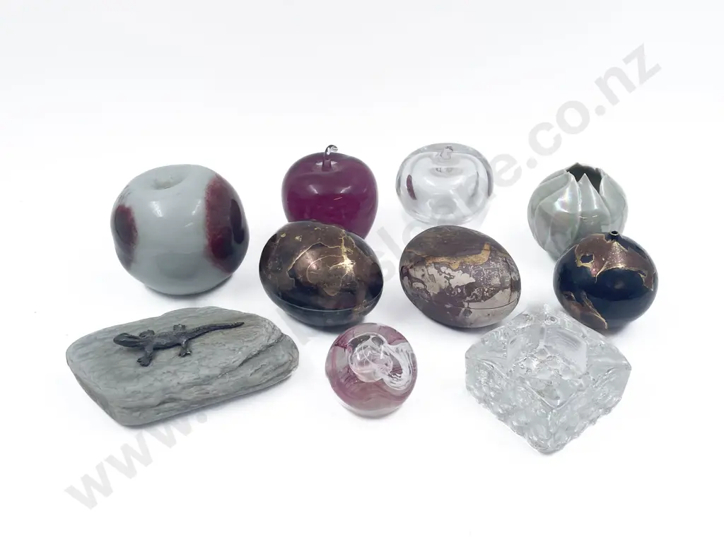 Small Quantity of Assorted Glass and Pottery Ornaments including Patti Meads Image 1++