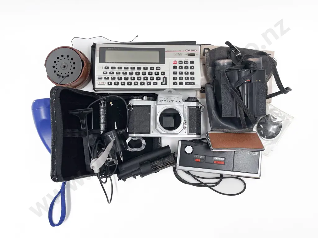 Quantity of Assorted Vintage Cameras etc Image 1++