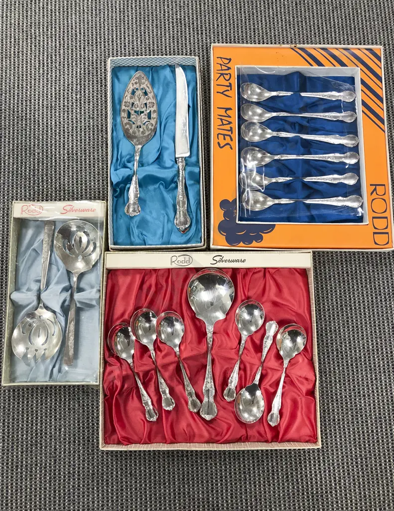Quantity of Assorted Boxed and Loose Cutlery Image 1++