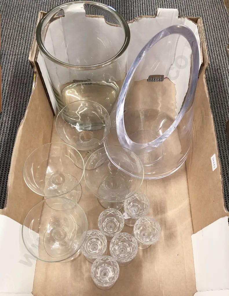 Four Hollow Stemmed Champagne Glasses and Assorted Image 1++