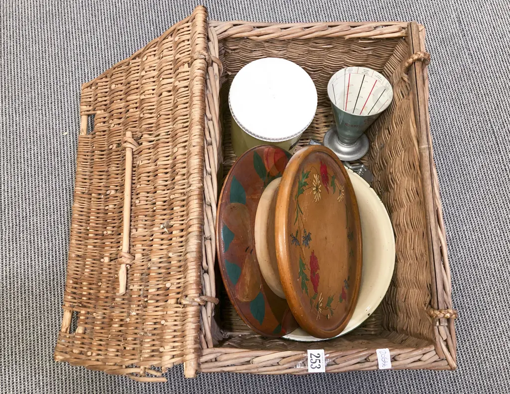 Quantity of Assorted Kitchen Ware etc Image 1++