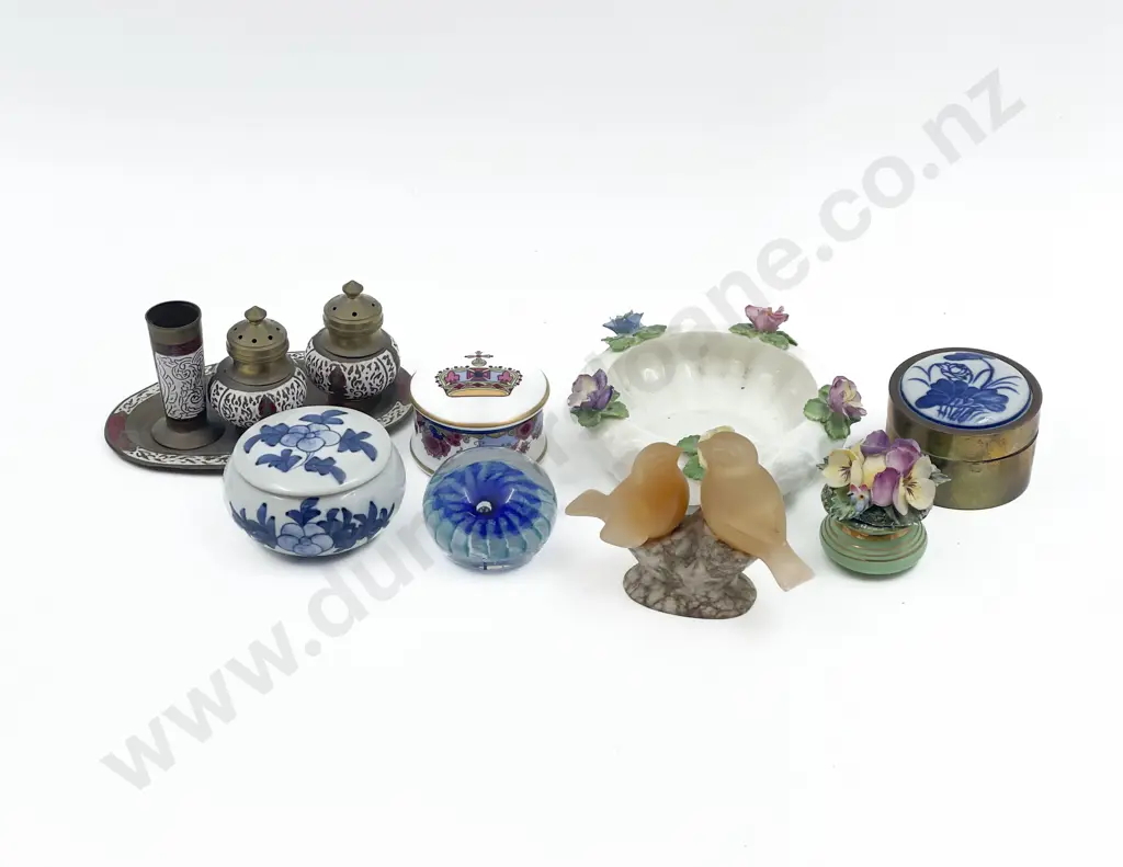 Small Quantity of Assorted Ornaments Image 1++