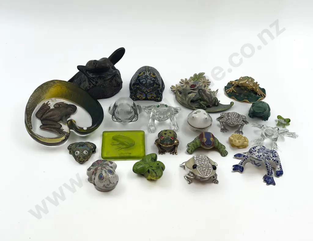 Quantity of Assorted Frog Ornaments Image 1++